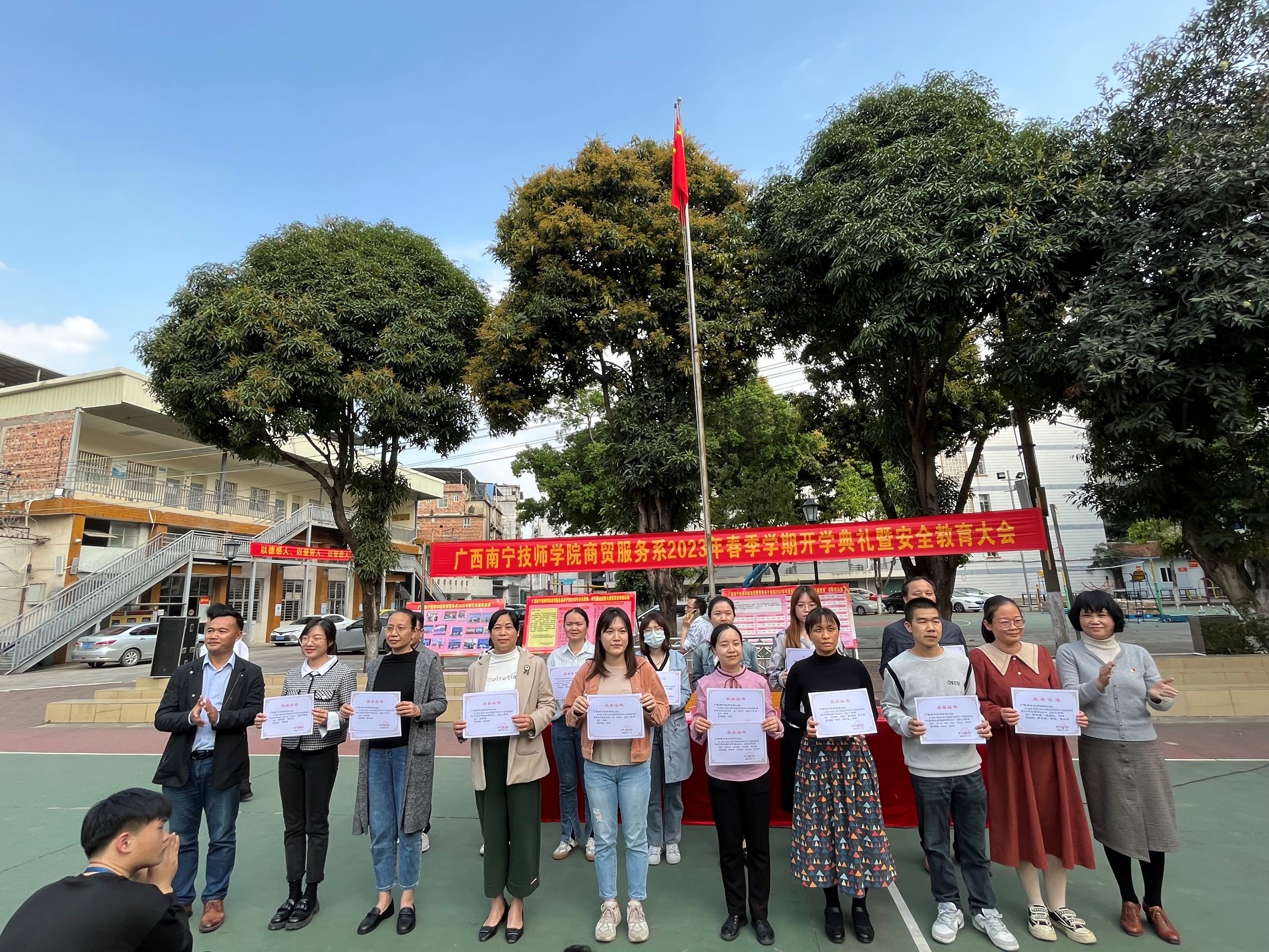 商贸服务系主任蒙爱贞、副主任胡光良为获奖教师颁发奖状.JPG
