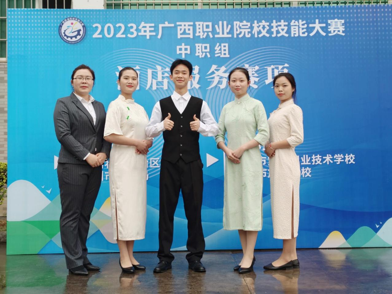 劳春霞、黄玉秀；李亦嘉、谭福万同学获得“酒店服务赛项”两个三等奖.png