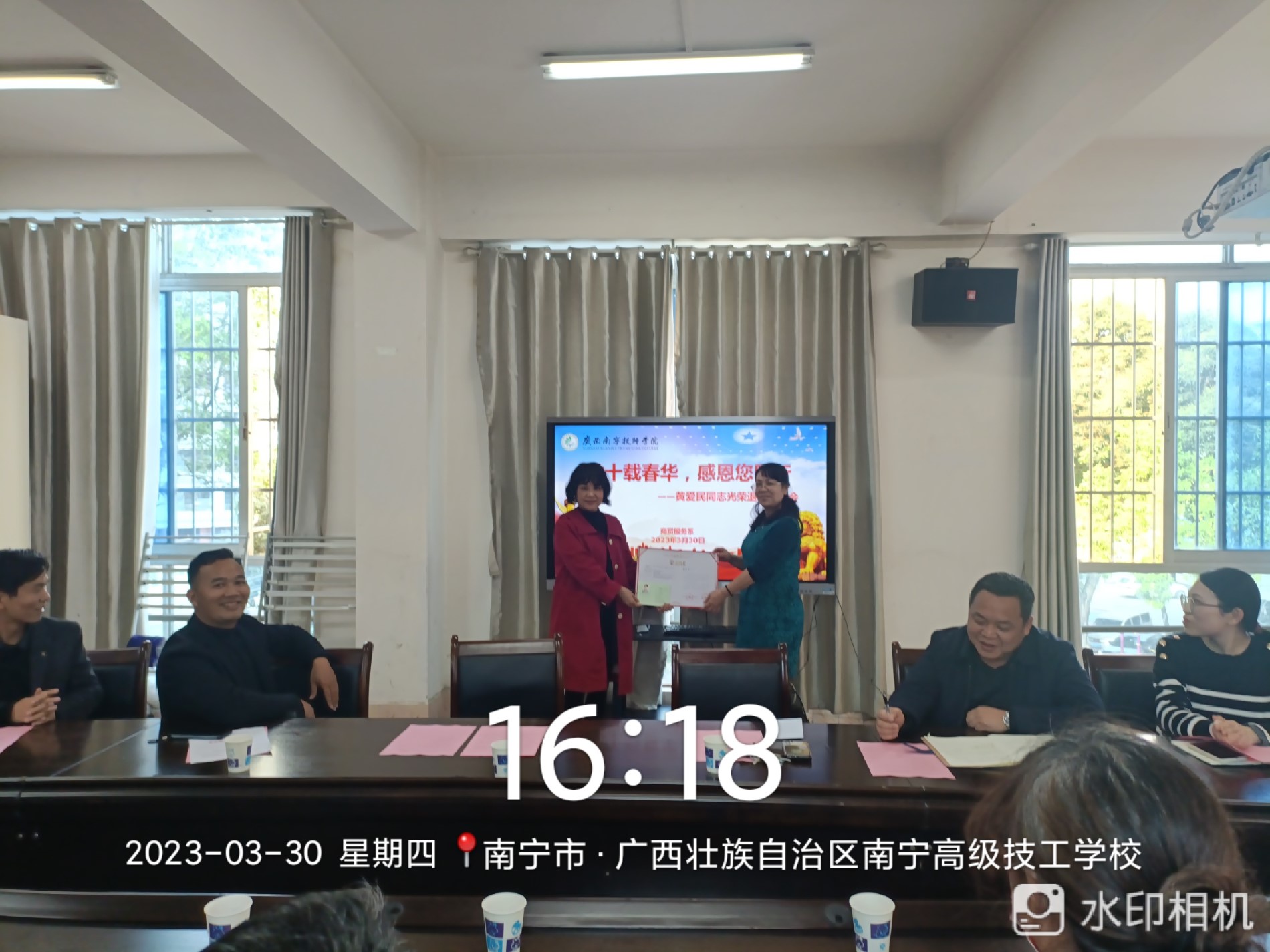 系主任蒙爱贞为黄爱民老师颁发荣退证和退休证.jpg