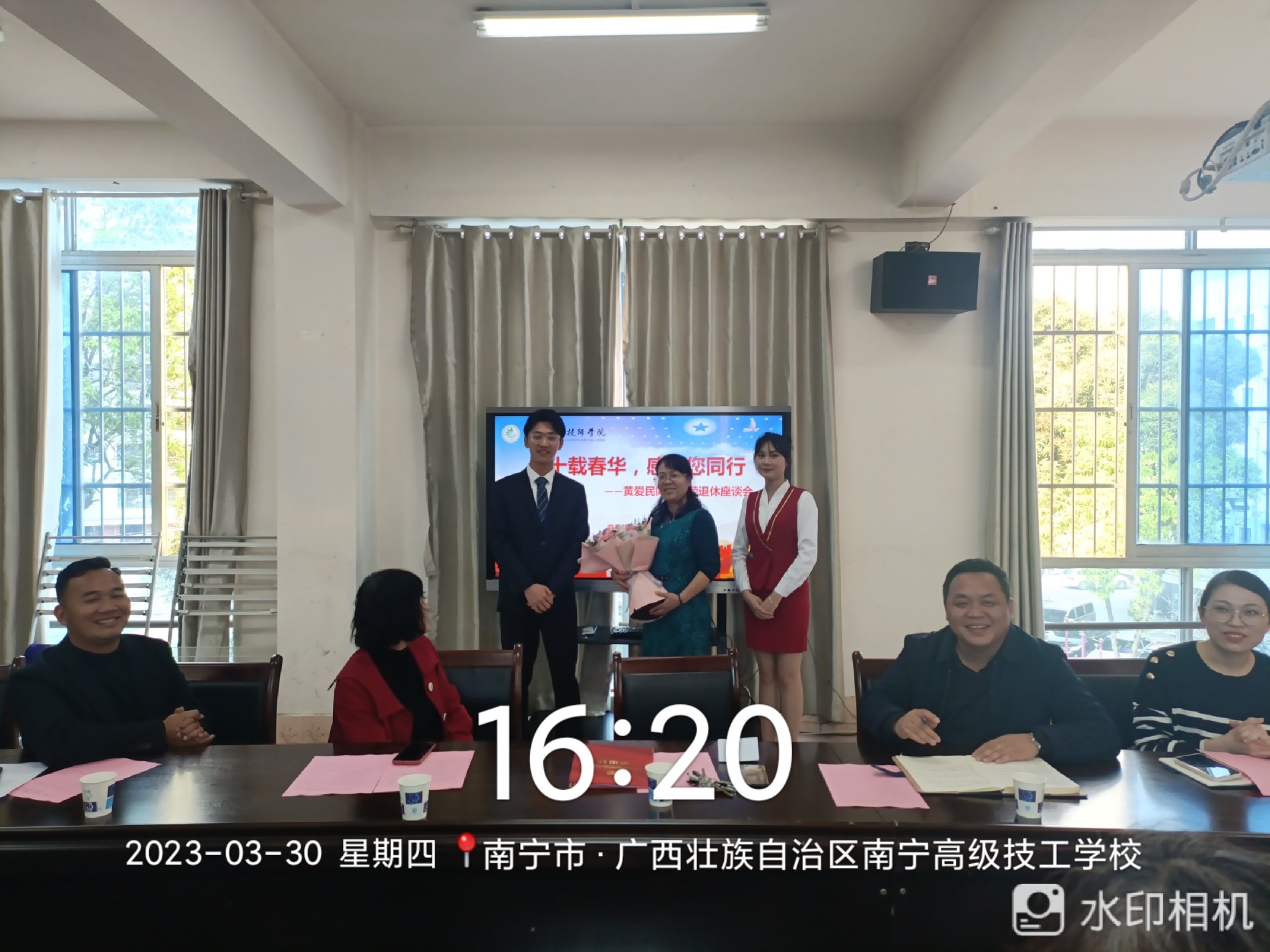 学生代表为黄爱民老师献花.jpg