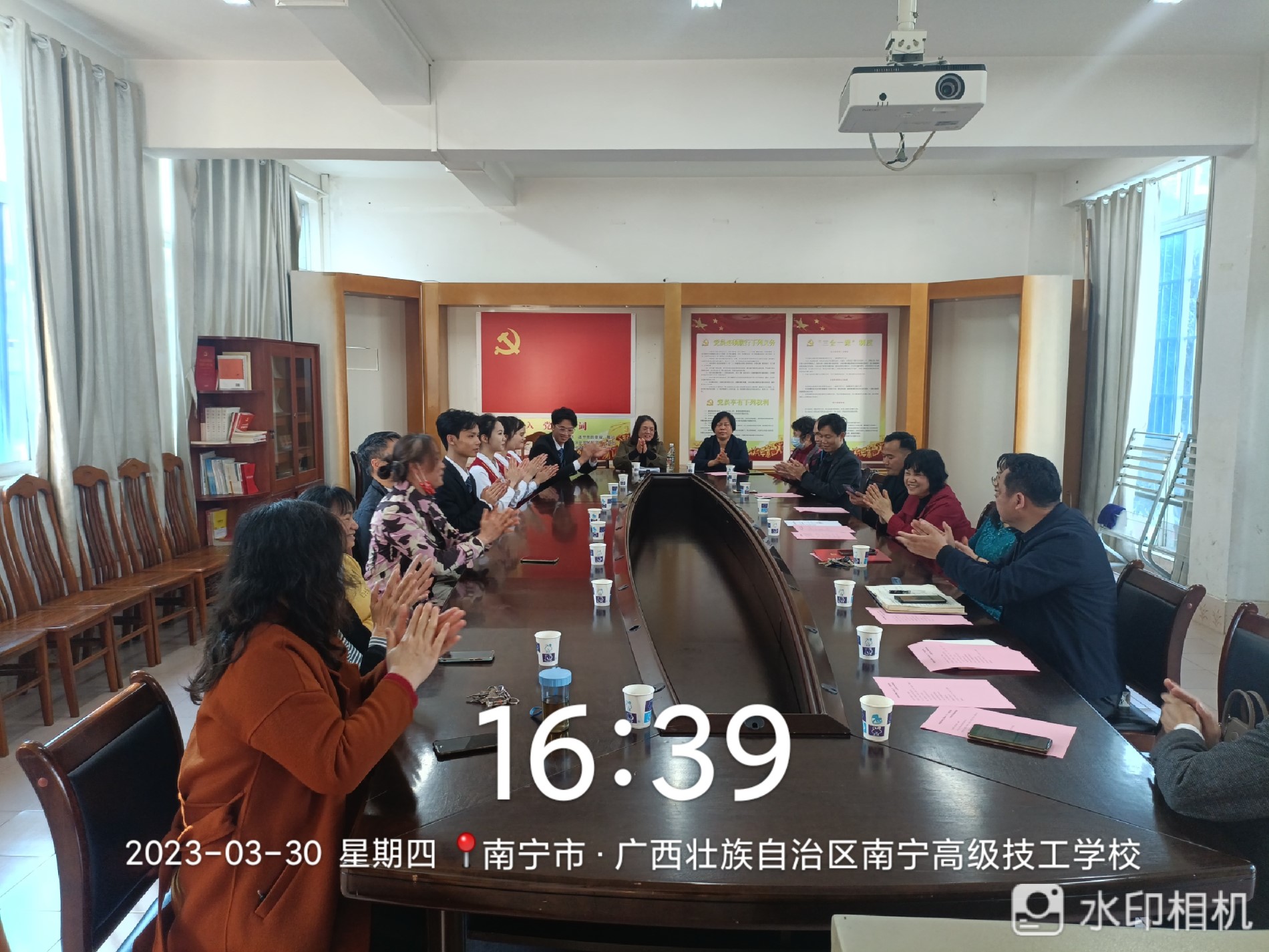 座谈会现场气氛热烈.jpg