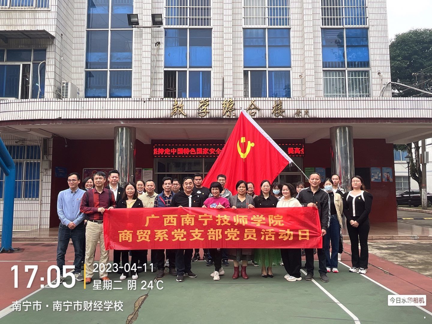 党支部党员合影留念.jpg
