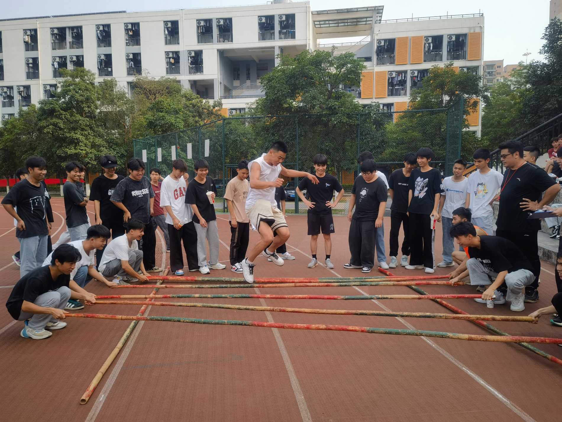 跳竹竿舞1.jpg