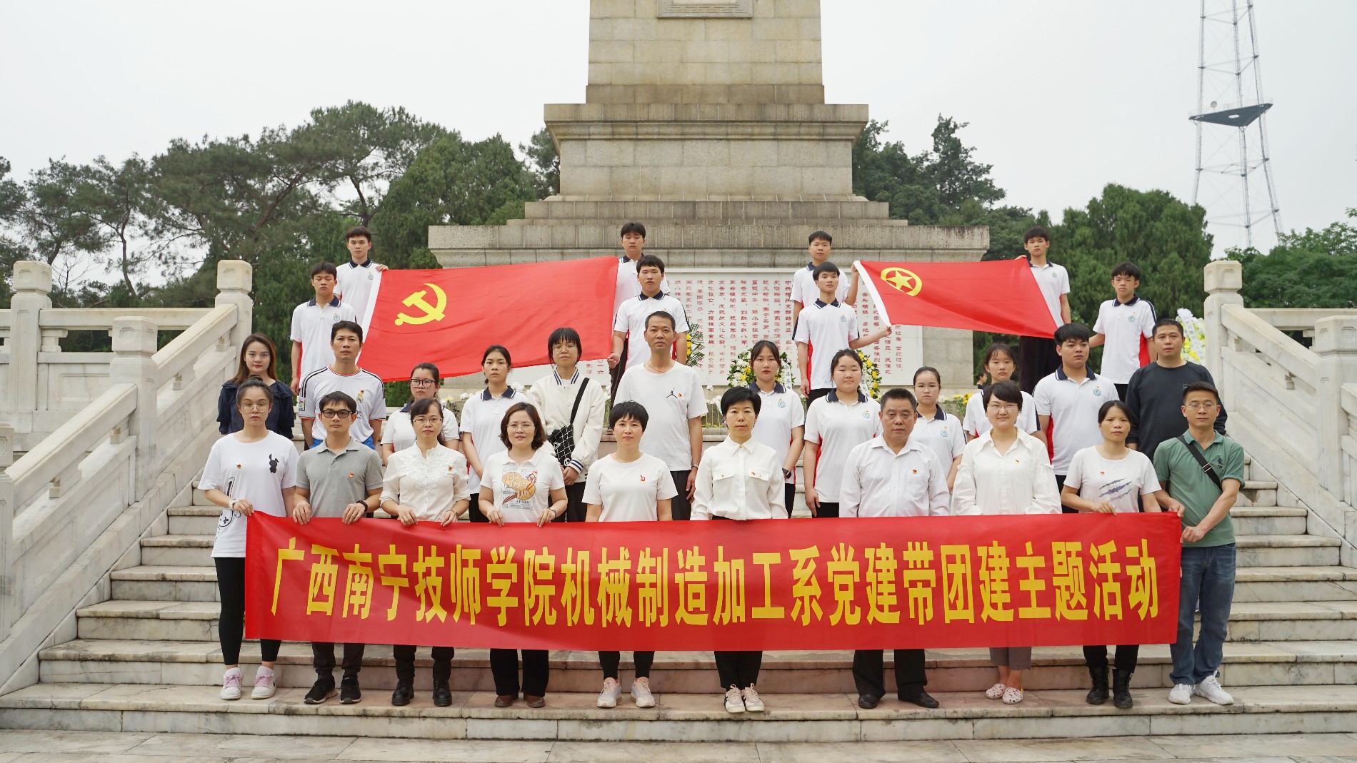 党员、团员在革命烈士纪念碑下合影.jpg