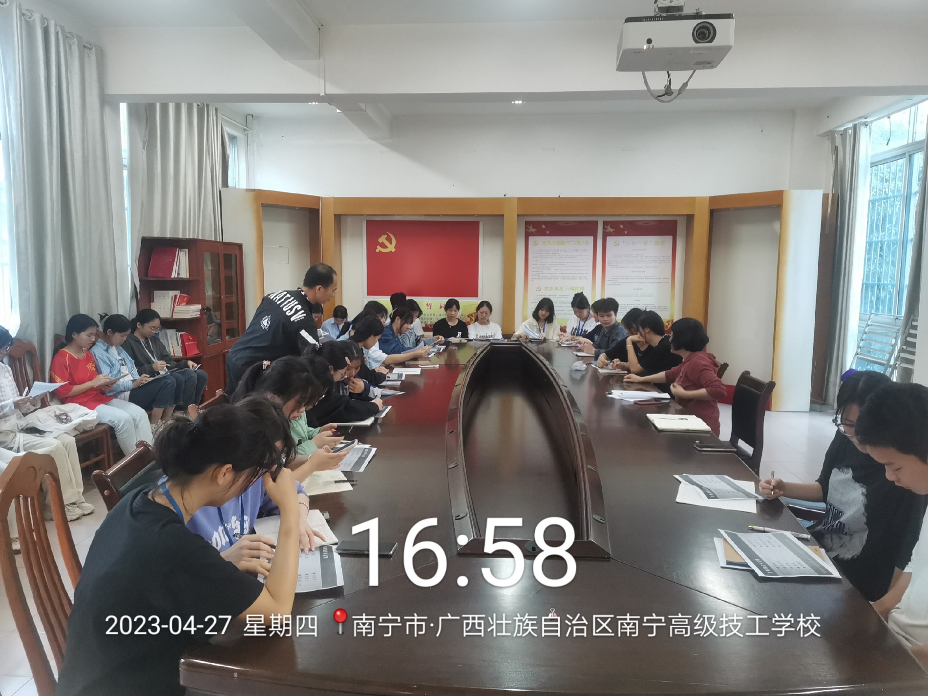 学生思考趣味问答问题.jpg