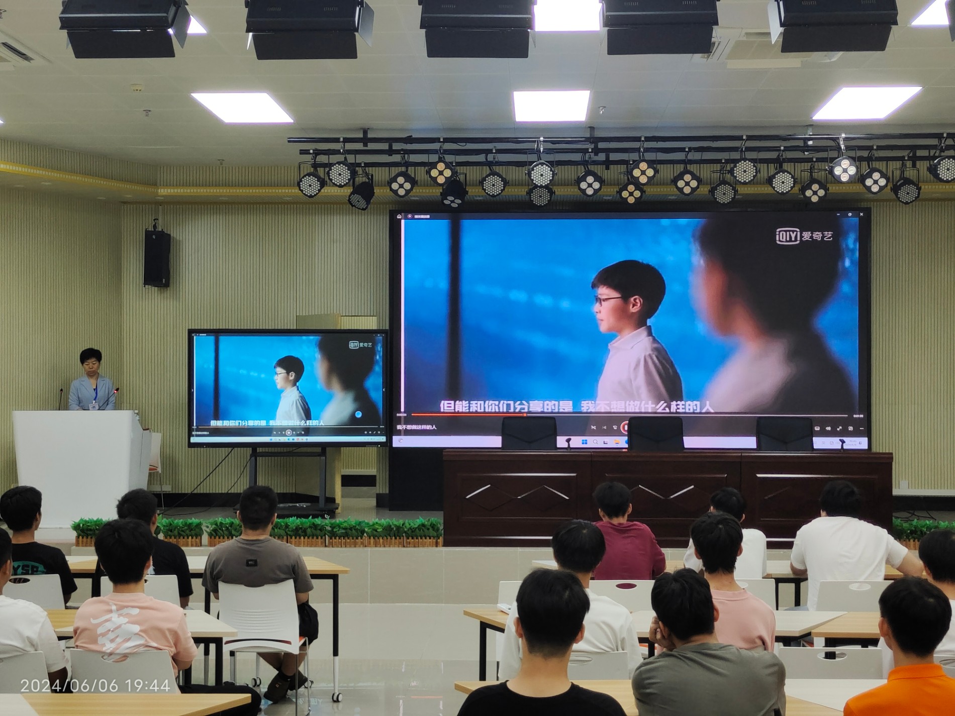 图为马主任在播放视频《我不想做这样的人》.jpg