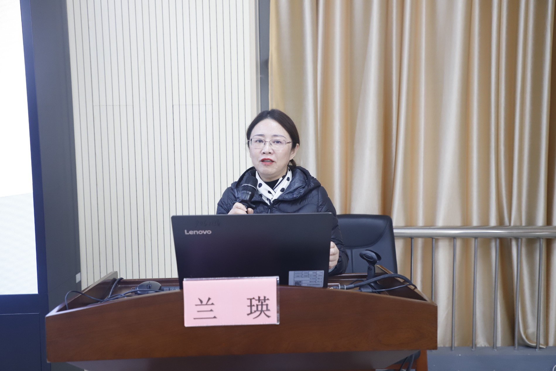 广西赛区组委会秘书长兰瑛详细解读了新学年赛事的参赛要求.JPG