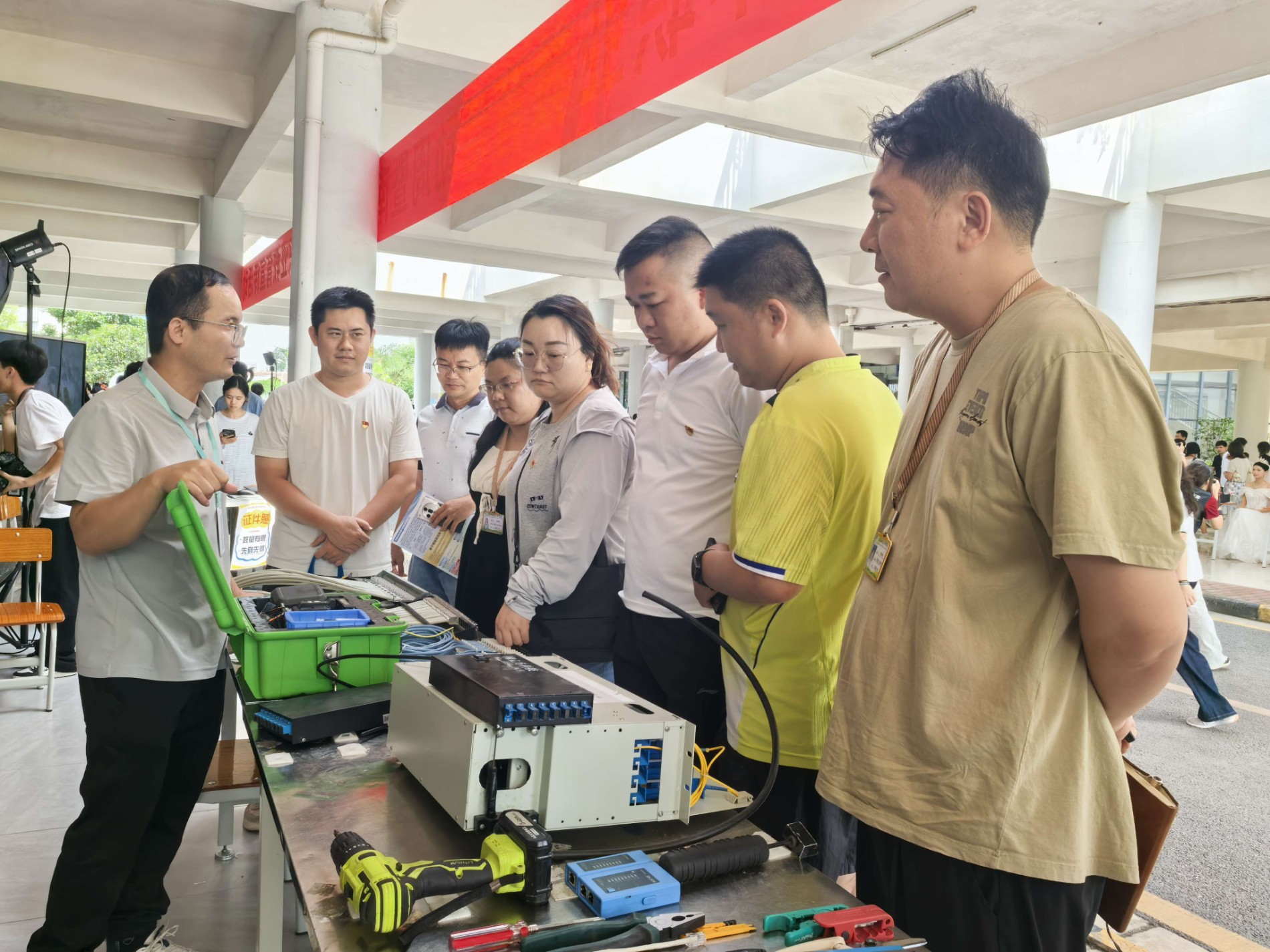 数字工程系党支部网络综合布线展区.jpg