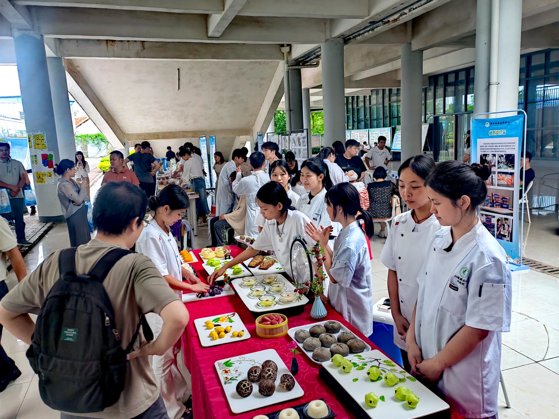 医药康养系党支部中式面点展区.jpg