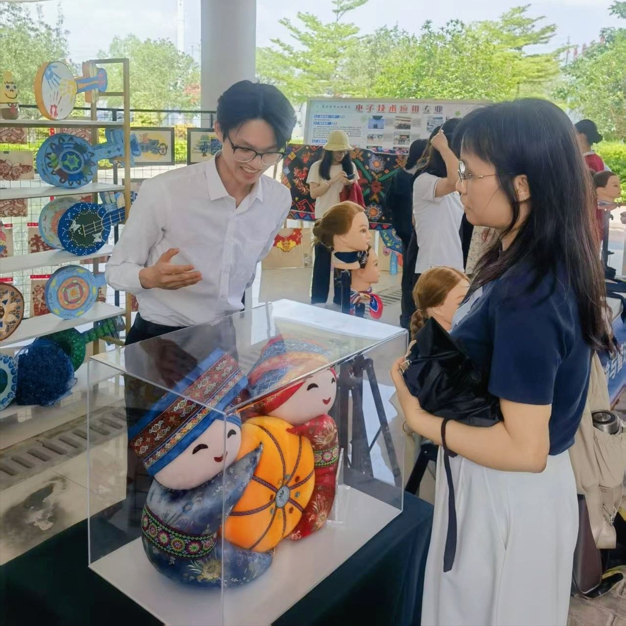 现代服务系党支部壮锦文创展区.jpg