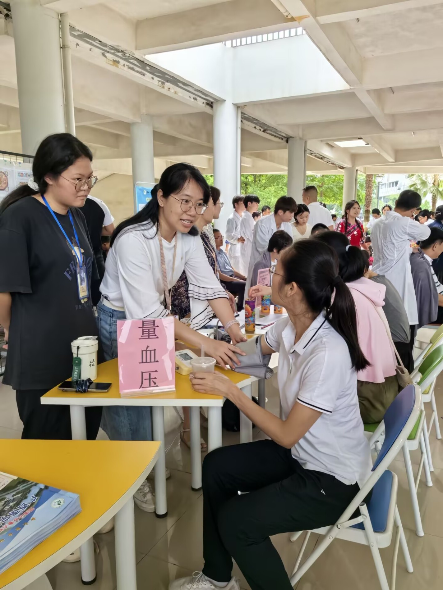 机关党支部开展健康检测便民服务活动.jpg