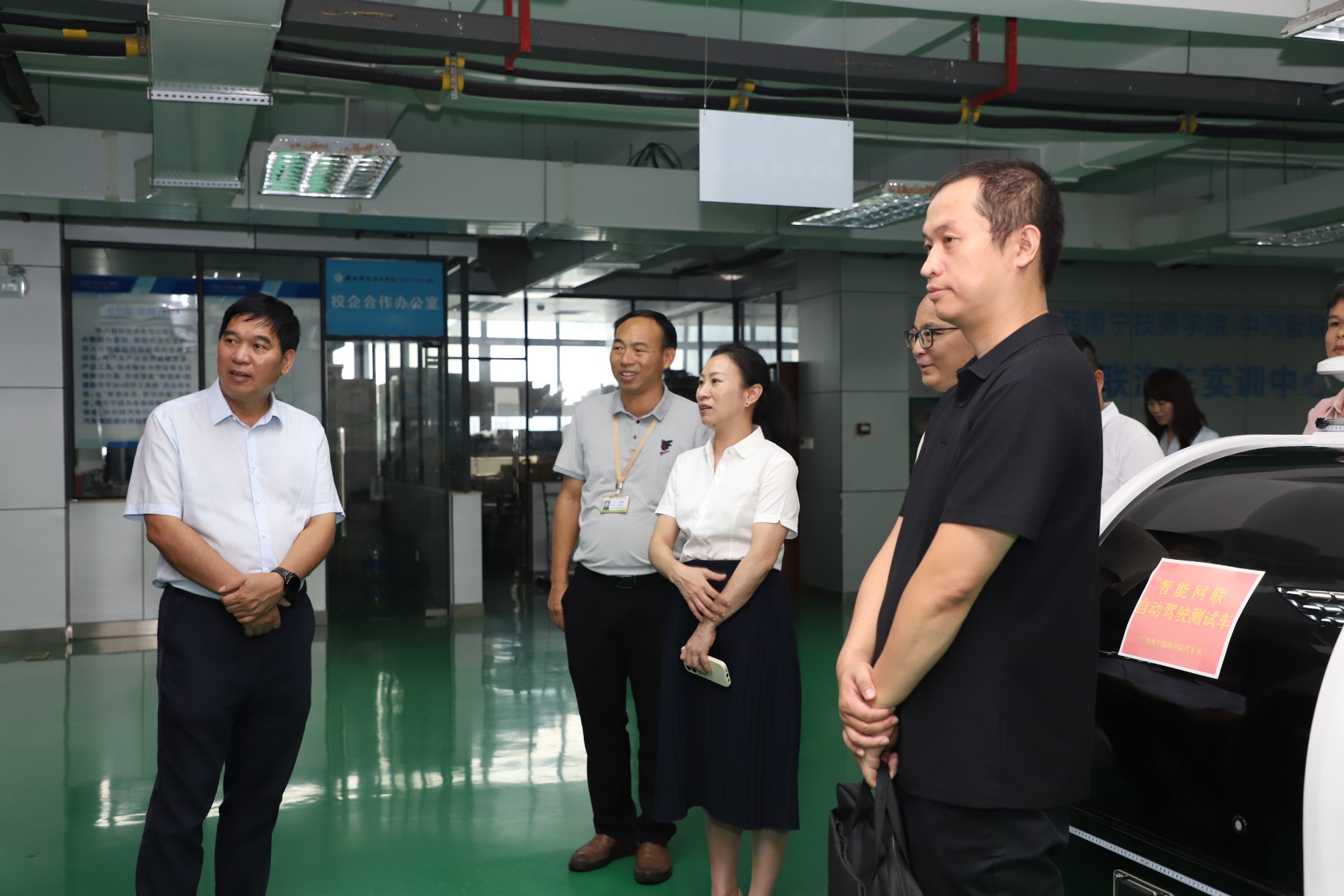 与会人员参观了学院智能网联汽车展示.JPG