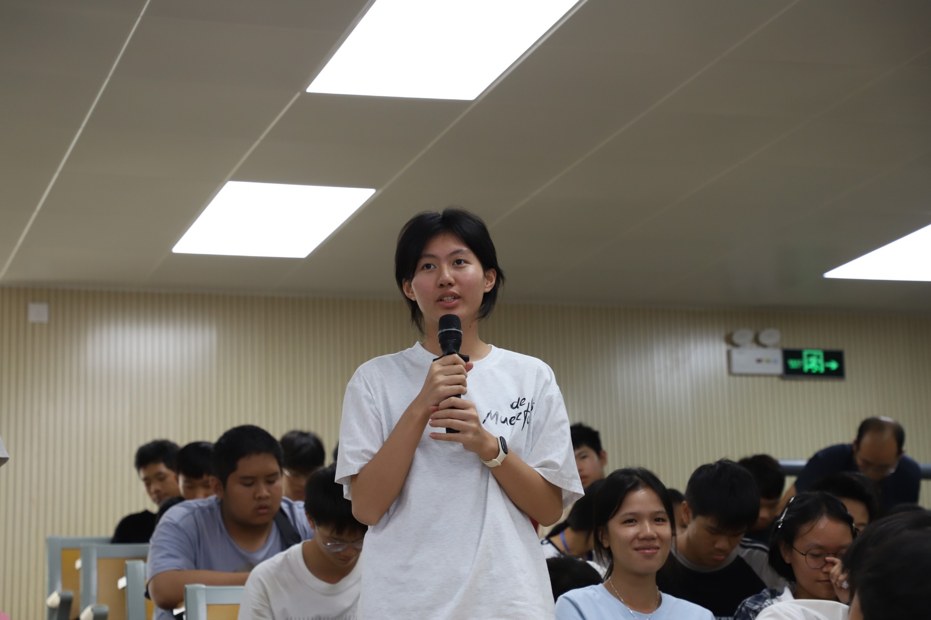 学生积极提问 (1).JPG