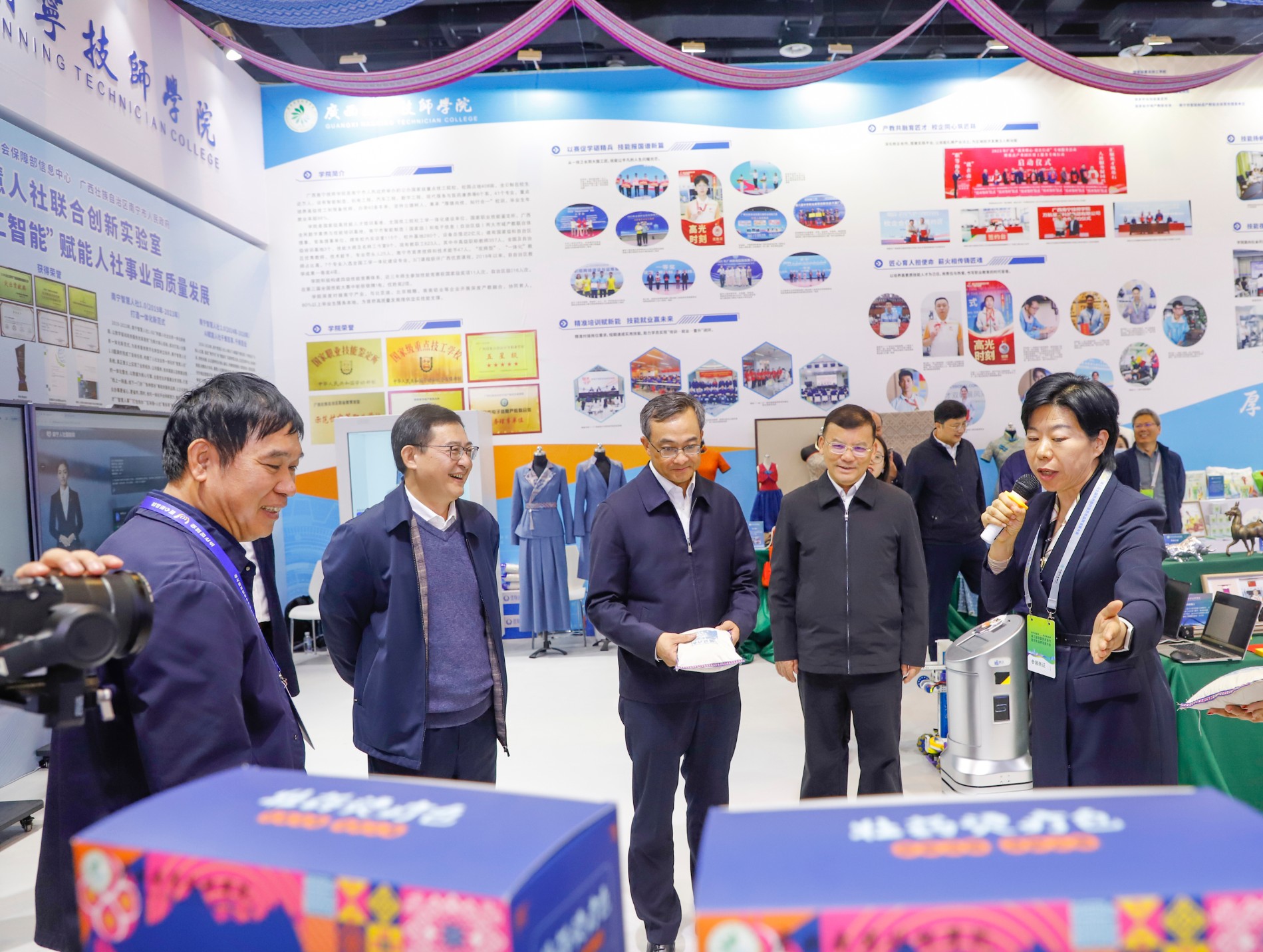 人力资源和社会保障部副部长颜清辉（左三）到学院展位参观指导.jpg