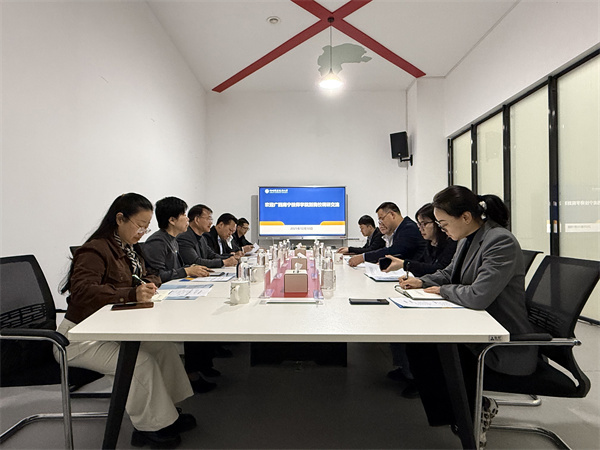 在柳州职业技术大学座谈交流.jpg