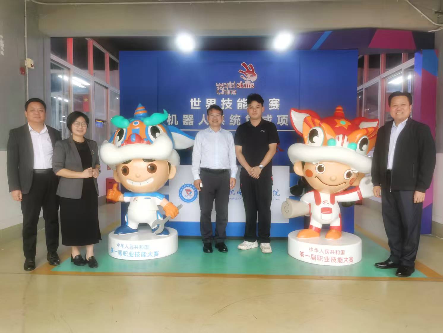 参观广州机电技师学院世界技能大赛机器人系统集成基地.jpg